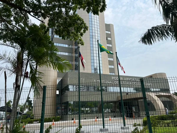  Elevador do TJAM despenca e deixa feridos em Manaus