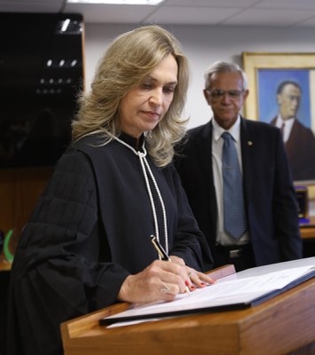  Juíza Margareth Cristina Becker é empossada como Juíza de Direito de Turma Recursal no TJDFT