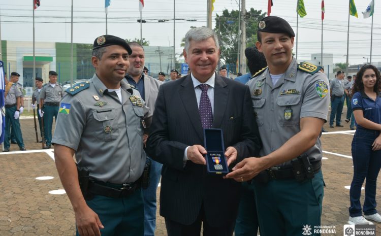  Presidente do TJRO recebe medalha de mérito na formatura de 30 anos da corregedoria-geral da PMRO