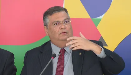  Ministro da Justiça deveria receber adicional de insalubridade, diz Dino