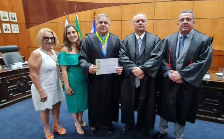  Jurista Lauro Coimbra recebe Comenda do Mérito Eleitoral em término do seu biênio como juiz titular do TRE-ES