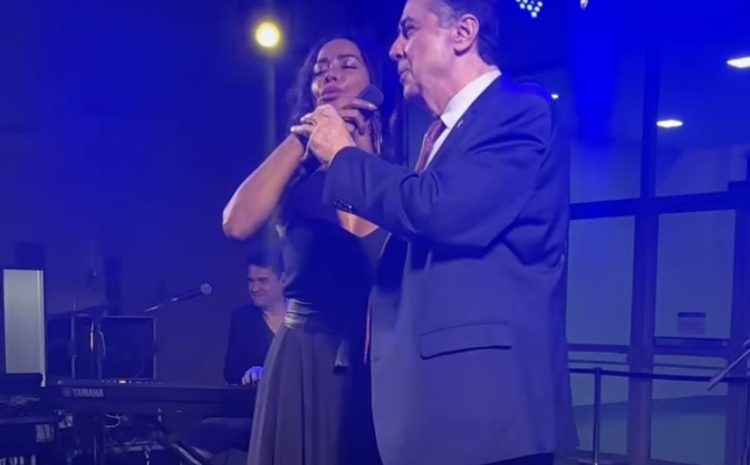  Em Salvador, presidente do STF sobe em palco e canta ao lado de cantora baiana