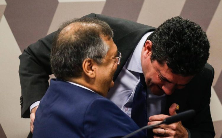  REABERTURA DO DIÁLOGO: Ex-colegas, Moro e Dino se abraçam e riem durante sabatina no Senado