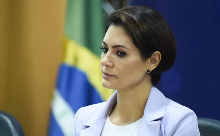  Justiça tenta intimar Michelle Bolsonaro em ação movida por filha de Leila Diniz