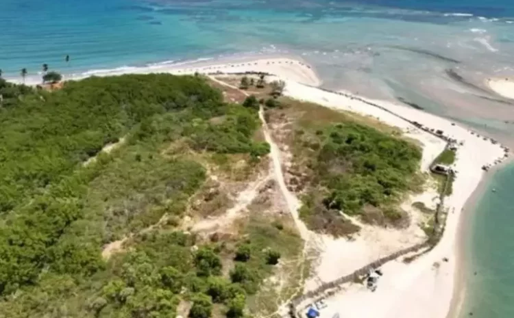  Justiça de PE barra demolição de muro em praia de Ipojuca em meio a debate sobre PEC das Praias