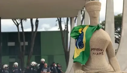  PGR denuncia mulher que pichou “Perdeu, mané” em estátua do STF