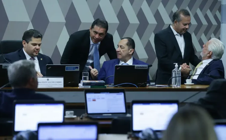  Senado aprova limite de 8 anos para inelegibilidade pela Ficha Limpa