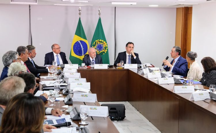  Em reunião com os três Poderes, Barroso afirma que emergência climática é uma preocupação atual e de direitos fundamentais