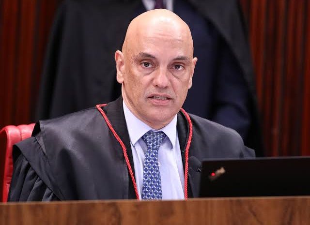  Oposição entrega a Pacheco pedido de impeachment contra o ministro Alexandre de Moraes, do STF