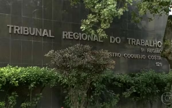  ‘Urubu de macumba’ e ‘nega feiticeira’: Patrão vai indenizar auxiliar de cozinha em R$ 50 mil por apelidos racistas