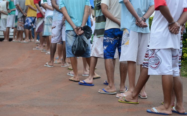  Justiça aplica medida inédita de semiliberdade-sanção para adolescente