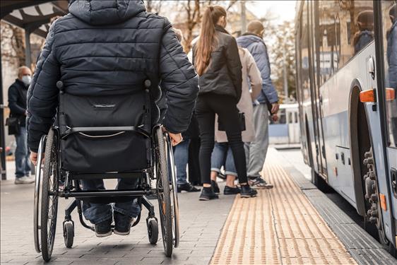  Homem com deficiência que caiu em via pública após ser impedido de embarcar em ônibus será indenizado