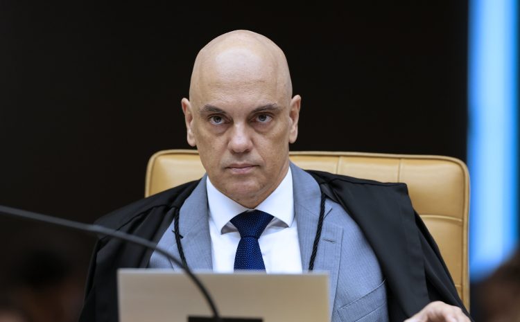  “Beira o patético e a hipocrisia”, diz Moraes ao criticar crise negacionista e queda na vacinação