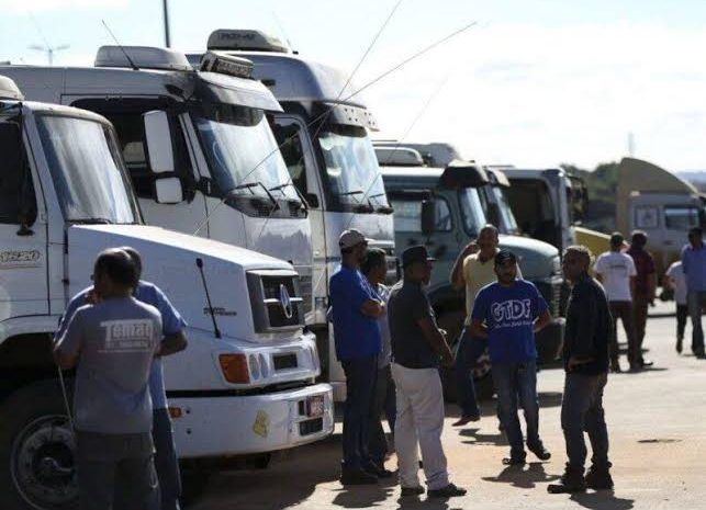  Caminhoneiros podem cobrar horas paradas após decisão do STF