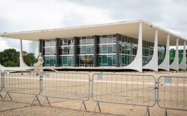  Prédio do STF volta a ser cercado por grades após atentado com explosivos