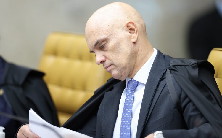  Moraes considera constitucional invocação a Deus em sessões legislativas, desde que não seja obrigatória