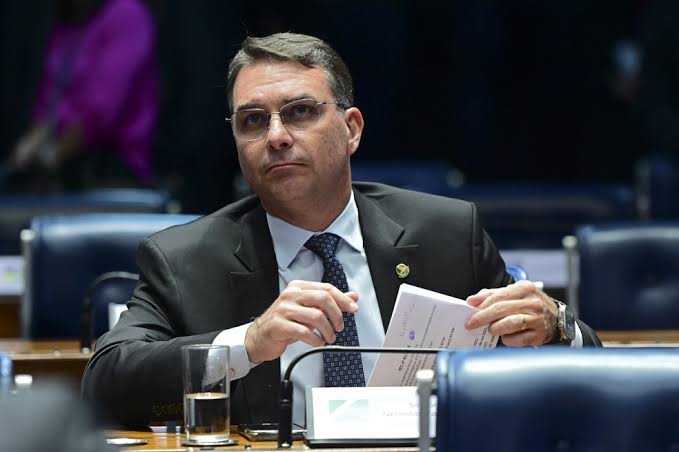  AGU pede que STF rejeite queixa-crime de Flávio Bolsonaro contra Haddad