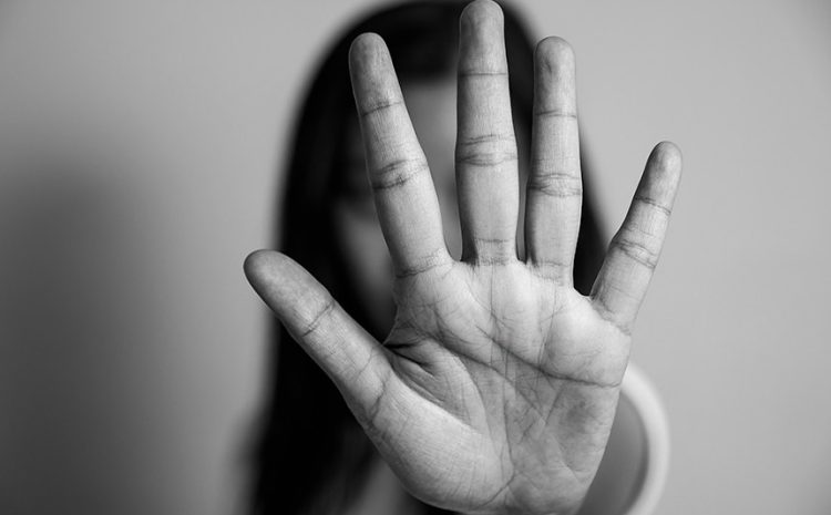  Juíza reconhece assédio e garante rescisão indireta a recepcionista de 18 anos