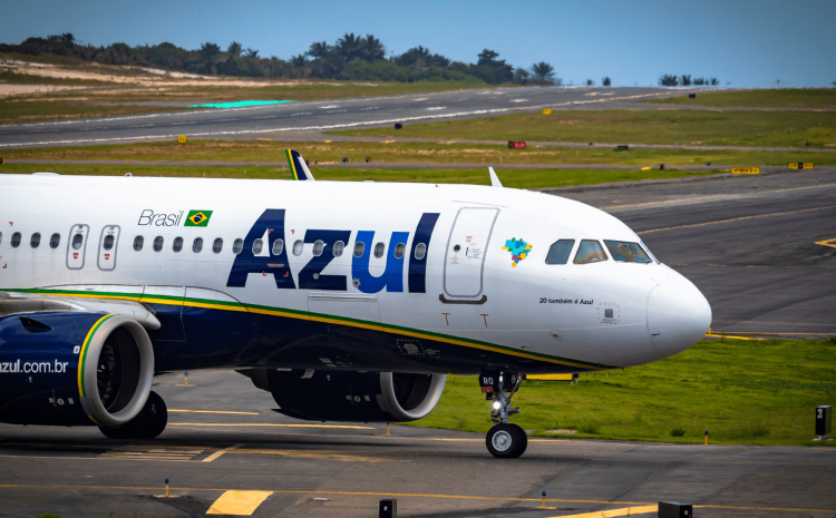  Azul é condenada a indenizar passageiros por cancelamento de voo e mudança de destino