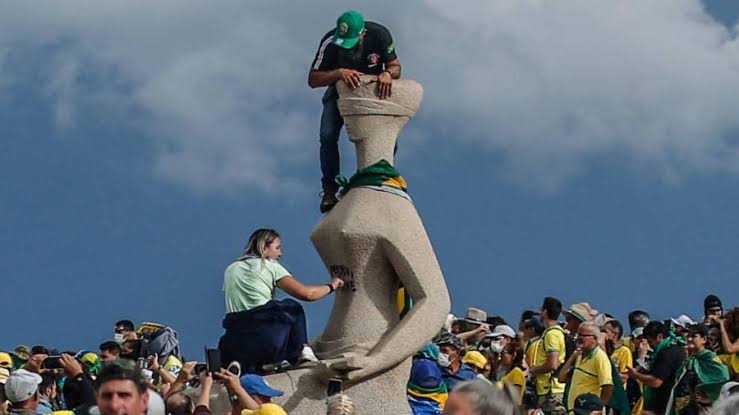  STF condena mulher que pichou “perdeu, mané” em estátua a 14 anos de prisão
