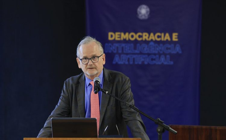  No STF, Lawrence Lessig alerta para ameaças da inteligência artificial à democracia
