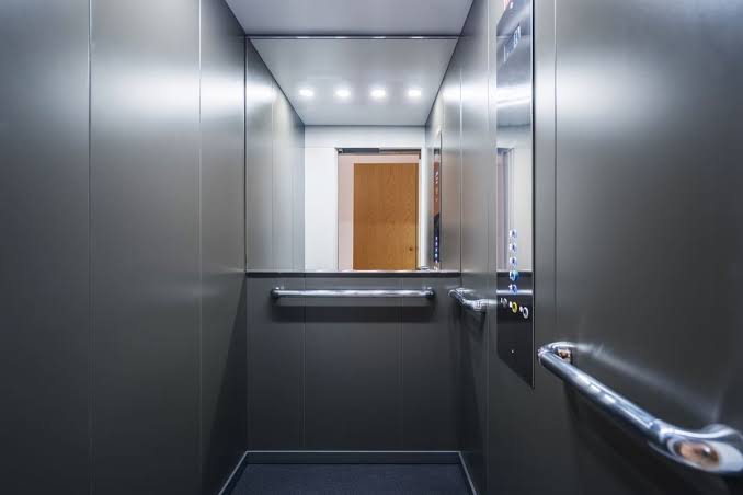  Moradora deve ser indenizada após sofrer acidente em elevador do condomínio residencial
