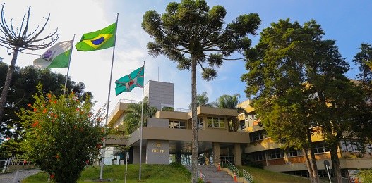  Bala perdida atinge servidora dentro do TRE-PR em Curitiba