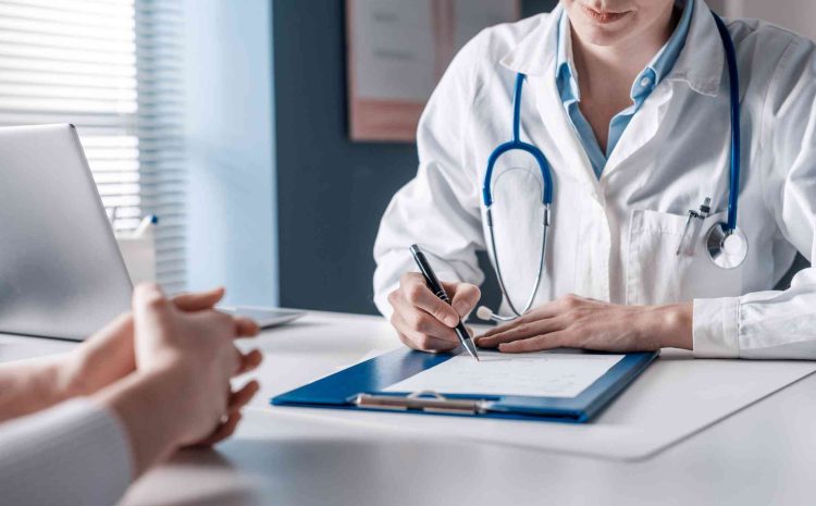  Entregar atestado médico adulterado e usufruir dos dias de afastamento vale justa causa, confirma TRT-SP