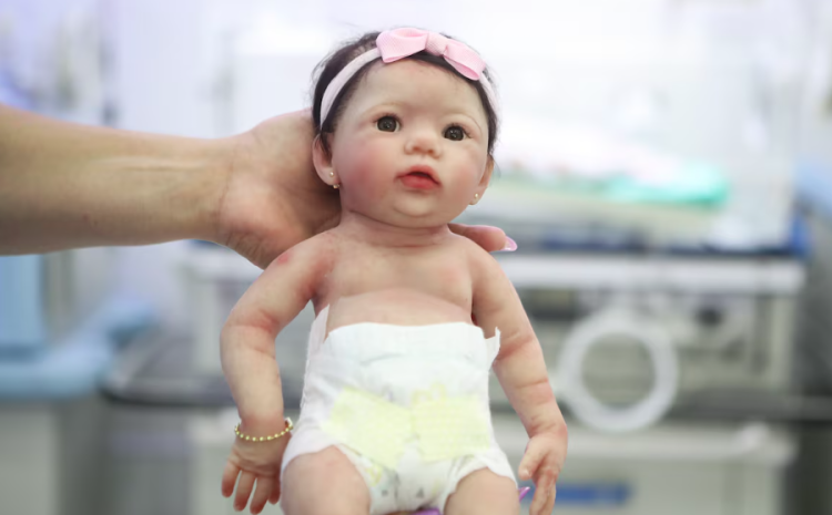 MÃE DE VERDADE: mulher afirma viver maternidade real com bebê reborn e processa empresa após ter licença negada
