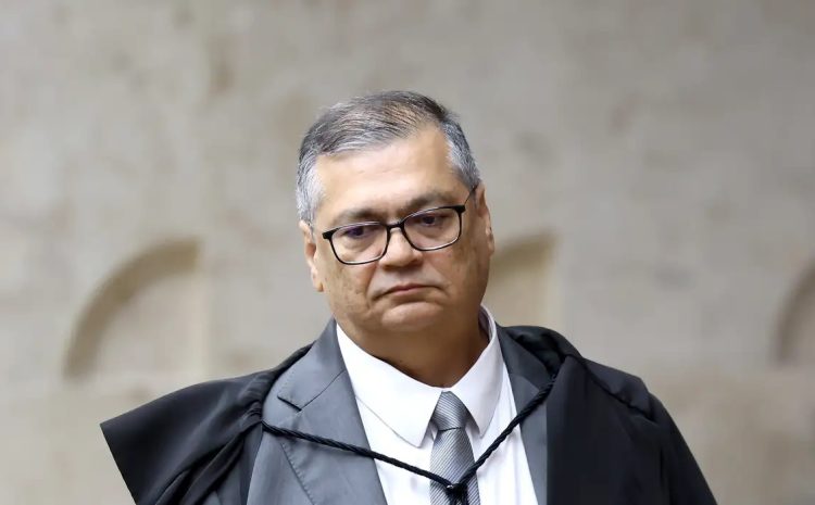  Dino processa funcionário da Alerj por danos morais após ofensas em grupo de WhatsApp