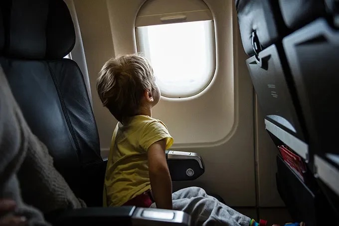  Justiça permite criança de 2 anos viajar sozinha de Manaus para Belo Horizonte após disputa de guarda entre os pais