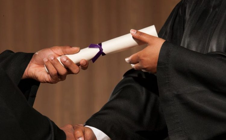  Faculdade deve indenizar R$20 mil a ex-aluna por atraso de três anos na emissão de diploma