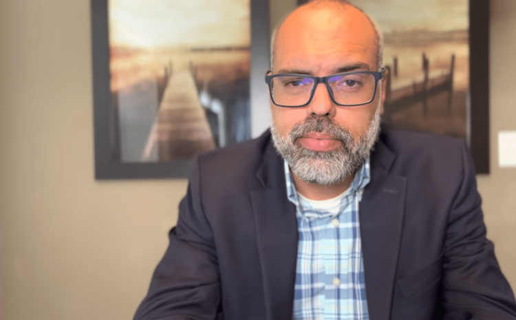  Moraes aplica nova multa a Allan dos Santos, de R$15 mil; valor se soma à dívida de R$7,3 mi por descumprir ordens do STF