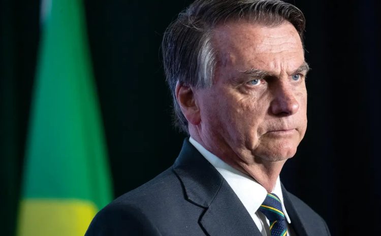  Moraes manda Bolsonaro usar tornozeleira eletrônica e cumprir recolhimento domiciliar; PF faz buscas na casa do ex-presidente
