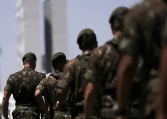  “Contra militares, não contra o Exército”: Moraes proíbe uso de fardas em interrogatório de réus