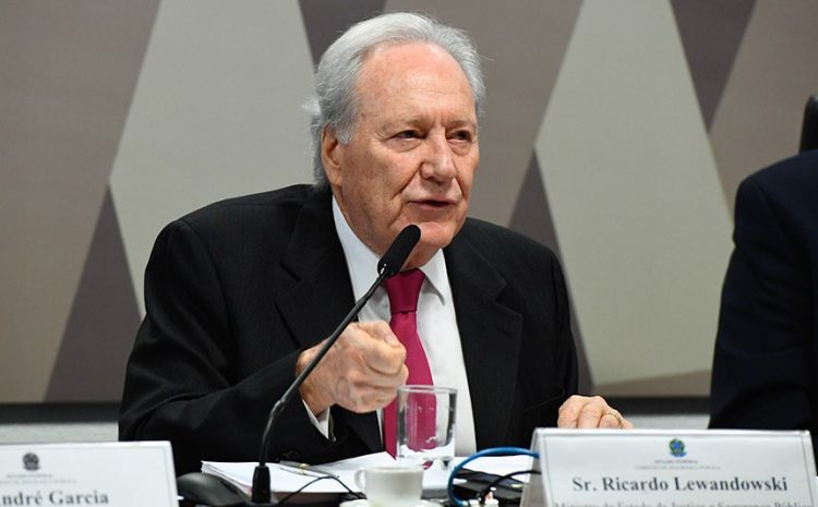  Ministério da Justiça classifica Carla Zambelli como “foragida” em nota oficial