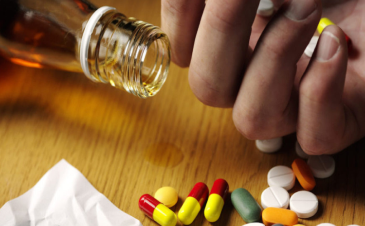  Alcoolismo e dependência química não caracterizam desvio de conduta para demissão por justa causa e juiz anula dispensa discriminatória