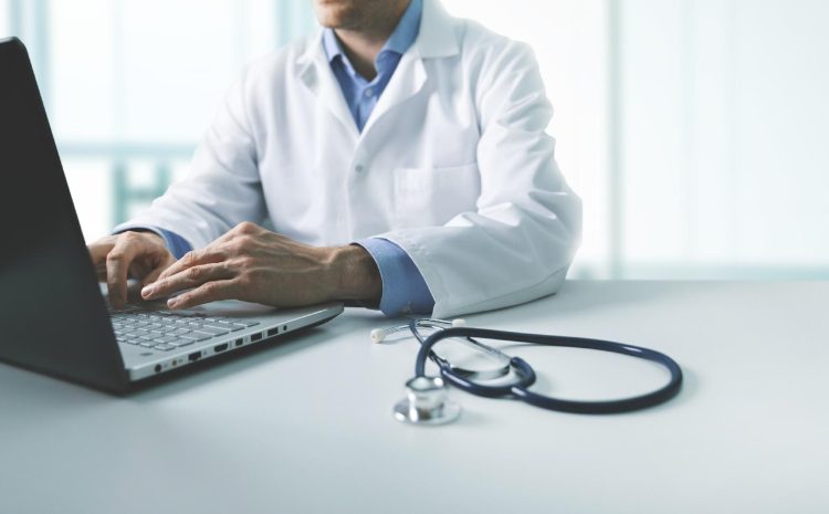 Justiça proíbe plantões médicos simultâneos que rendiam até R$40 mil e exige ressarcimento por dupla remuneração