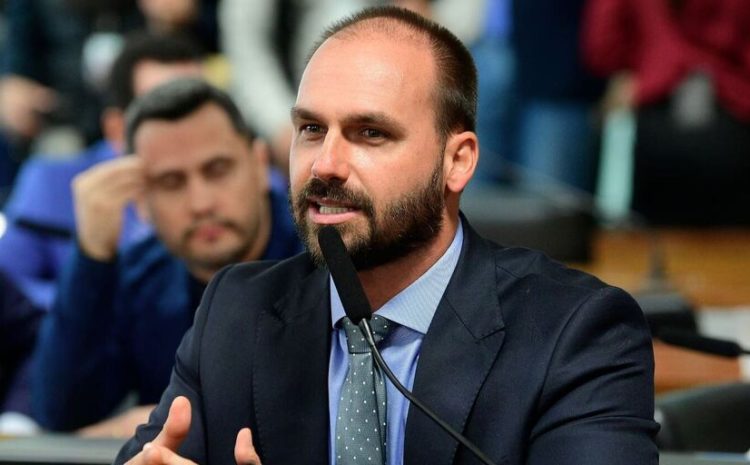  Líderes do PT no Congresso pedem prisão de Eduardo Bolsonaro a Moraes