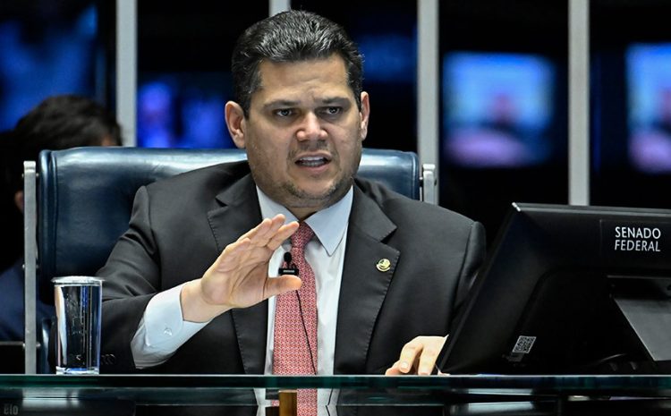  Alcolumbre aciona advogados do Senado após STF impor tornozeleira e bloquear salário de Marcos do Val