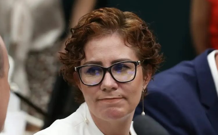  Justiça italiana concede acesso a medicamentos a Carla Zambelli, mantém sua prisão em Roma e marca nova audiência