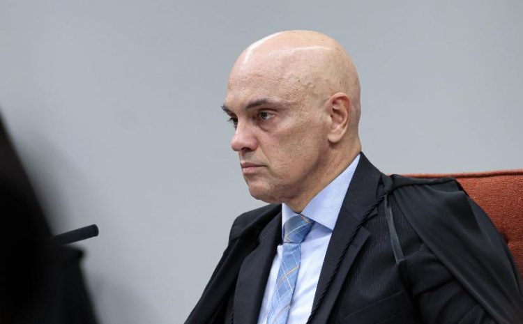  Apesar das críticas, Moraes não pretende recuar da decisão de prisão domiciliar de Bolsonaro, dizem auxiliares do ministro